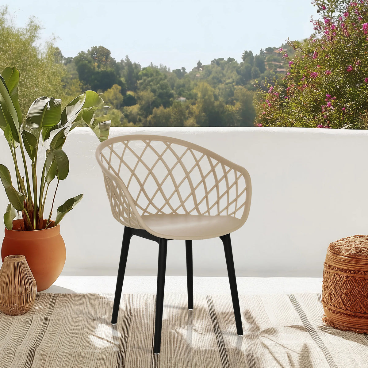 Beige Shell-stoel BEGIO met netvormige rugleuning en zwarte poten van hjh OFFICE