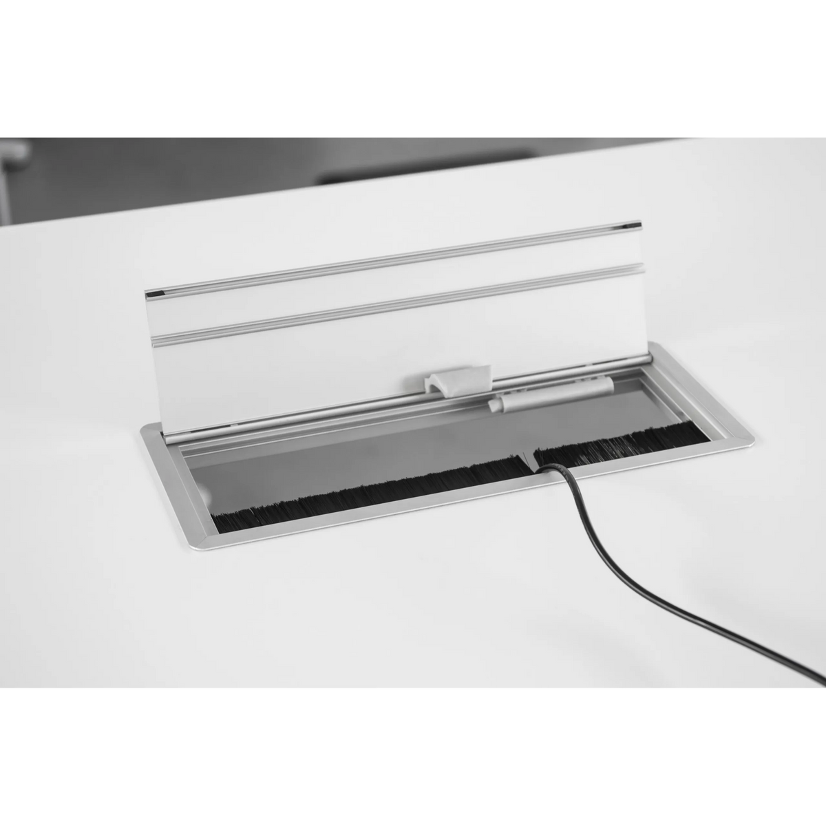 Zilverkleurige kabeldoorgang van de ELKL 30 accessoires met borsteldichting en open klep van hjh OFFICE PRO