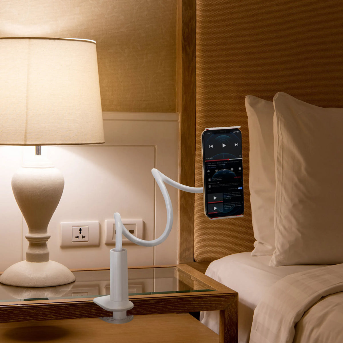 Witte FLEXMOBI I houder voor mobiele telefoon & tablet met flexibele zwanenhalsarm op een nachtkastje van hjh OFFICE