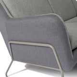 Armleuning en grijze stoffen bekleding van de lounge bank LAGUN met grijs metalen frame van hjh OFFICE