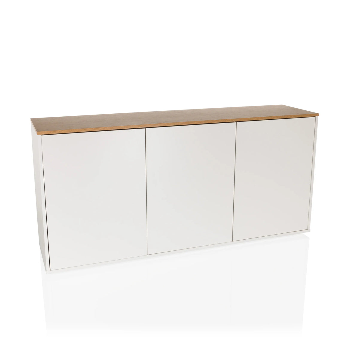 Wit dressoir KELO S met een werkblad in eikenlook en drie deuren van hjh LIVING – 360-gradenweergave (vooraanzicht 15°)