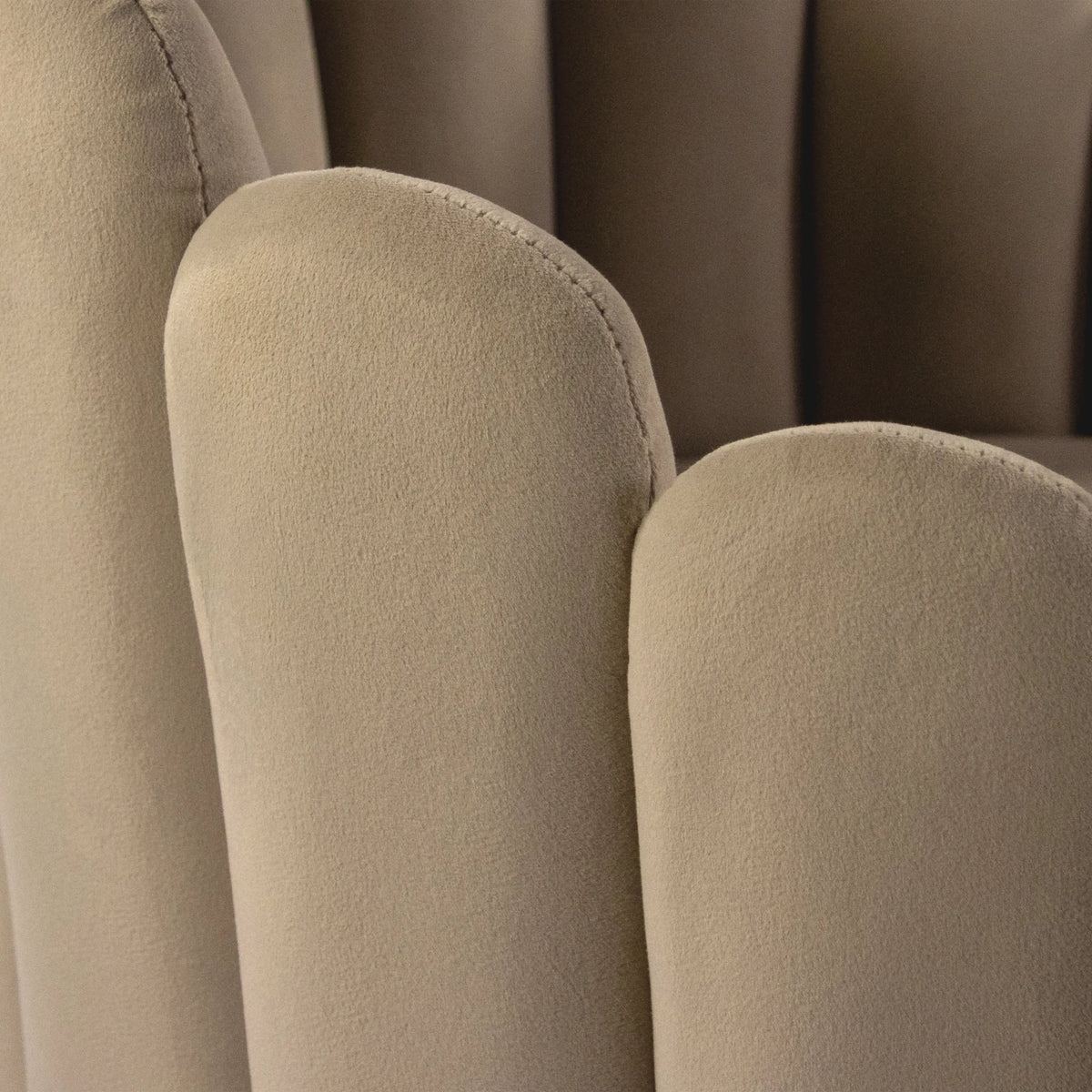Beige stoffen bekleding met naaddetail van de SCALLORE eetkamerstoel van hjh LIVING