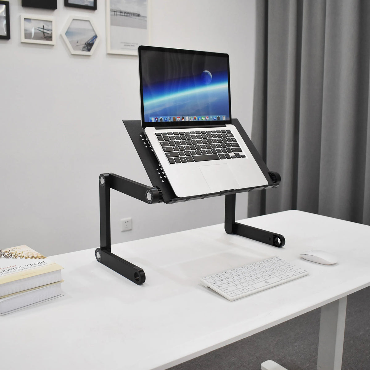 VM-SA II monitorstandaard in zwart met een laptop op een wit bureau van hjh OFFICE
