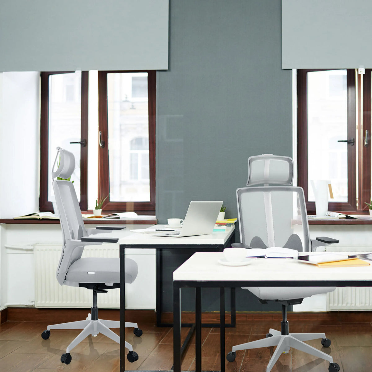 Twee grijze professionele bureaustoelen ARCEO W aan witte bureaus in een kantoor van hjh OFFICE