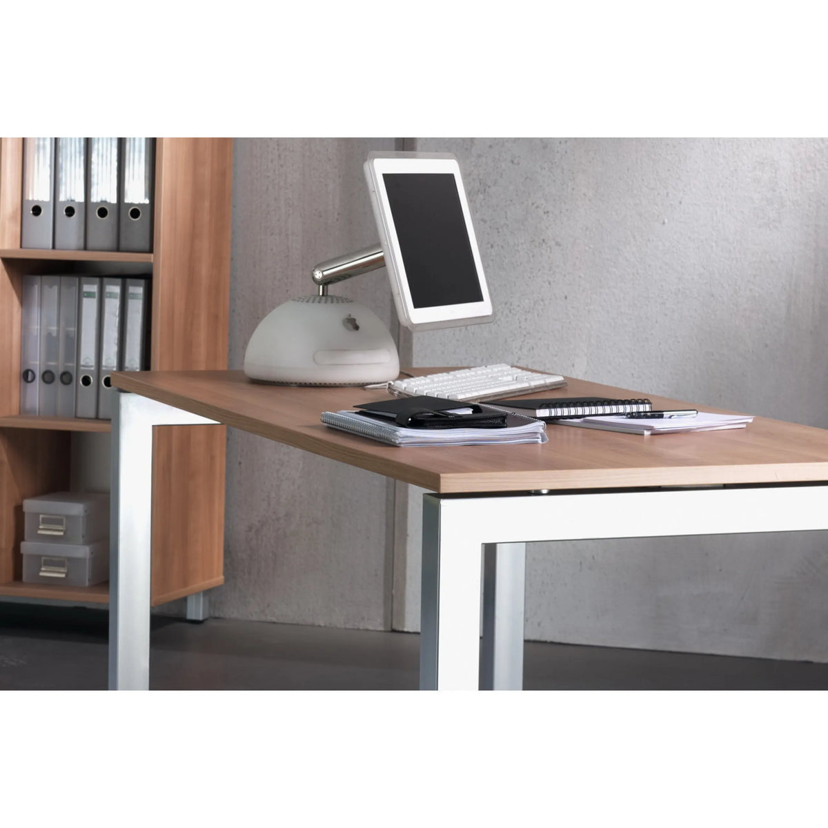 Schreibtisch JAVA 19 S in Asteiche mit weißem Gestell aus der Serie JAVA von hjh OFFICE PRO