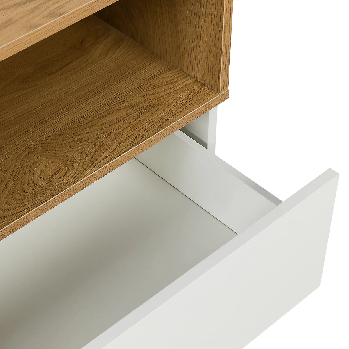 Open vak en witte lade-uittrek van het MELMO S dressoir in eiken en wit van hjh LIVING