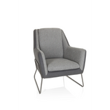 Lichtgrijze Gestoffeerde fauteuil LAGUN met donkergrijze accenten en metalen poten van hjh OFFICE – 360-gradenweergave (vooraanzicht 20°)