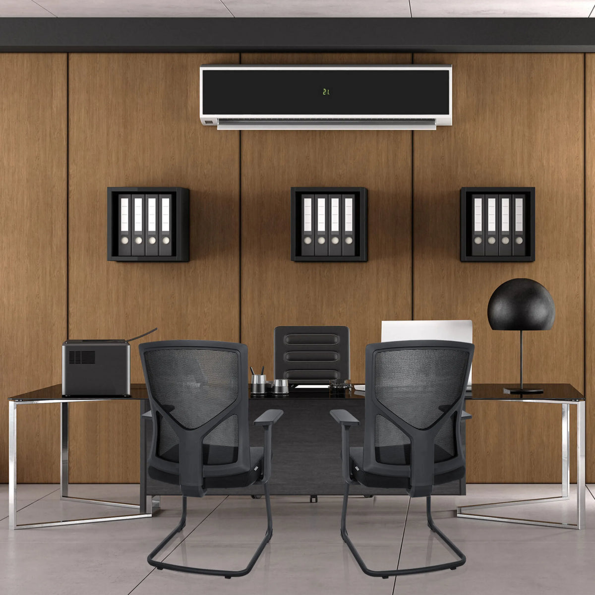 Twee zwarte BRETON V B vergaderstoelen met netrugleuning en armleuningen van hjh OFFICE