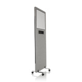 Lichtgrijze Scheidingswand FLEXMIUT WB met geïntegreerd whiteboard en zwenkwielen van hjh OFFICE – 360-gradenweergave (schuin vooraanzicht 60°)