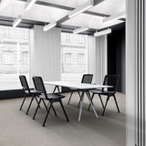 Vier zwarte bezoekerstoelen MEET WA aan een witte vergadertafel in een modern kantoor van hjh OFFICE