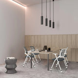 Grijze PRIORITY II W klapstoelen met witte frames aan een lichte vergadertafel van hjh OFFICE