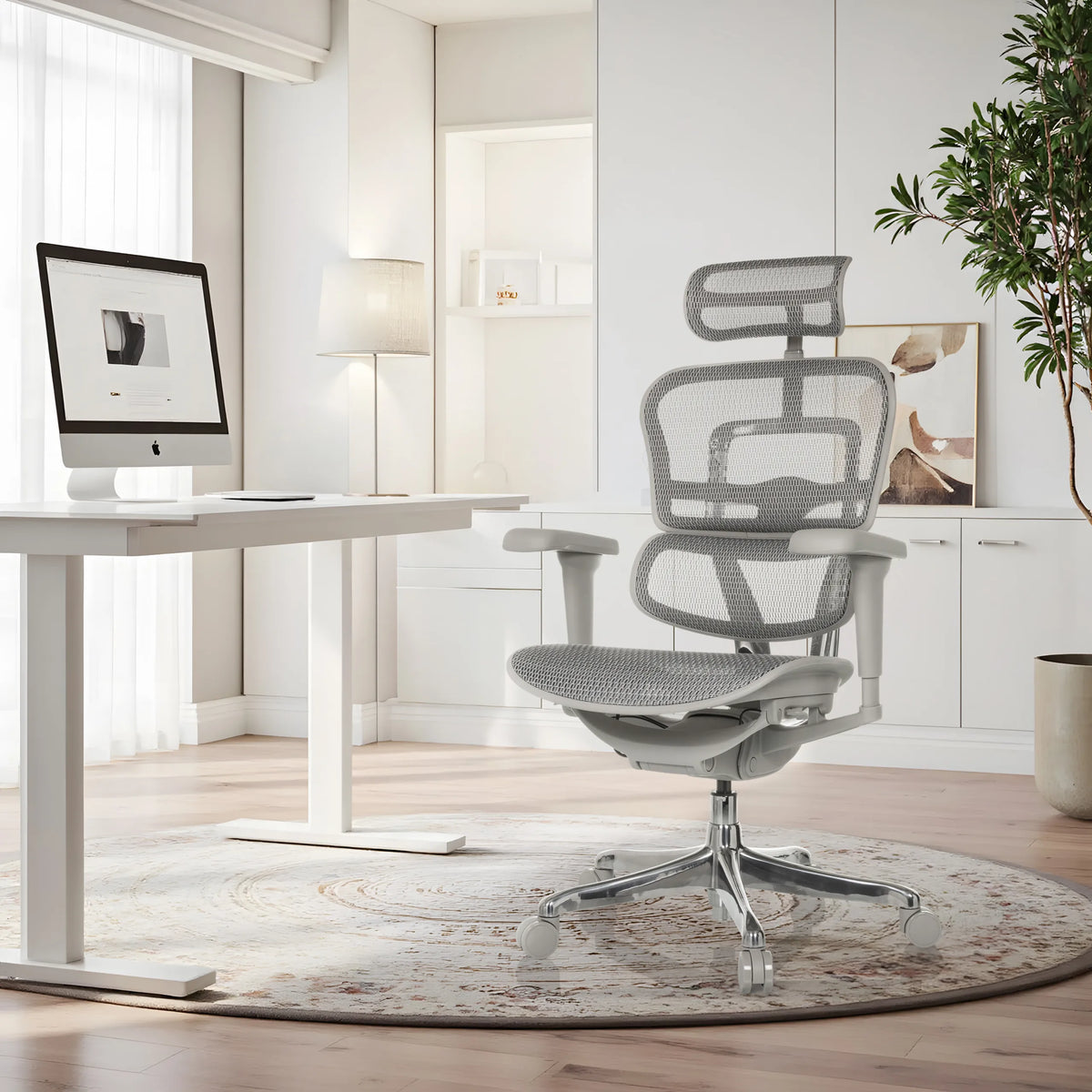 Grijze luxe directiestoel ERGOHUMAN ULTRA G GEN2 met netbespanning en hoofdsteun in een licht kantoor van hjh OFFICE