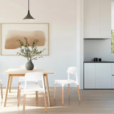 Vierpotige stoel SCANDI E in wit met lichte houten poten in een eethoek van hjh LIVING