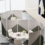 Grijze Flexmiut Wave scheidingswanden met verticale lamellenstructuur als zichtscherm van hjh OFFICE (AI-gegenereerde afbeelding)