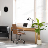 Groene kunstplant BANANE I in een lichte pot naast een bureau van hjh OFFICE
