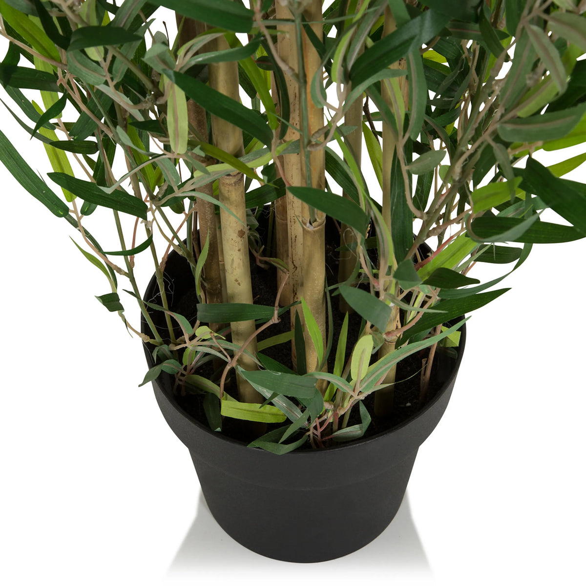 Stengels en bladeren van de Kunstplant BAMBUS in een zwarte plantenpot van hjh OFFICE
