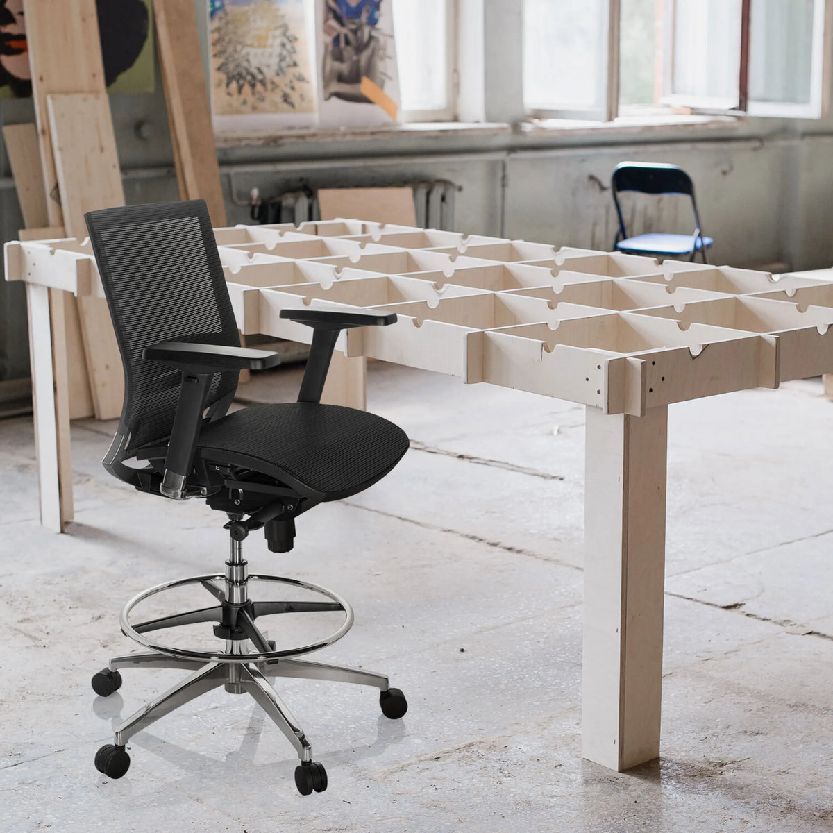 Zwarte Baliestoel TOP WORK 78 met netrug, armleuningen en voetring van hjh OFFICE