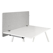 Tafelverdeler FLEXMIUT D 120 in lichtgrijs gemêleerde look op een wit bureau van hjh OFFICE