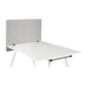 Lichtgrijze Tafelverdeler FLEXMIUT D SIDE op een wit bureau van hjh OFFICE