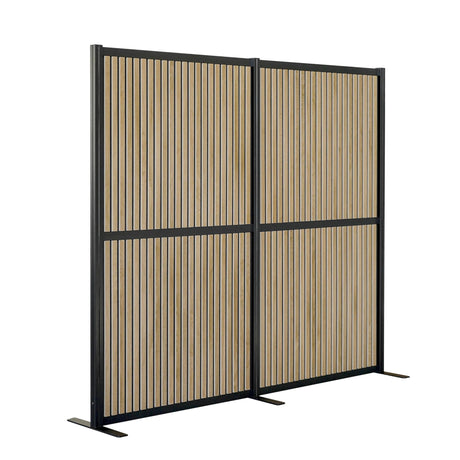 Scheidingswand FLEXMIUT MODUL met bruine houten lamellen en zwart metalen frame van hjh OFFICE