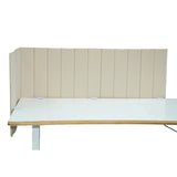 Beige tafelverdeler FLEXMIUT ROLL met verticale stiknaden op een wit bureau van hjh OFFICE