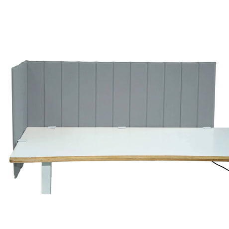 Lichtgrijze tafelverdeler FLEXMIUT ROLL met verticale stiknaden op een wit bureau van hjh OFFICE