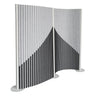 Grijze scheidingswand Flexmiut Wave met geplooid stof en geometrisch patroon van hjh OFFICE
