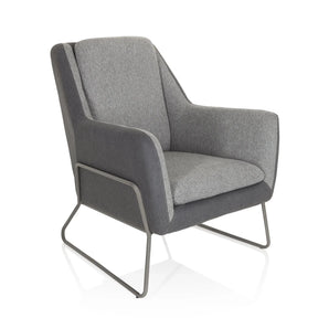 Lichtgrijze gestoffeerde fauteuil LAGUN met donkergrijze accenten en een grijs metalen frame van hjh OFFICE