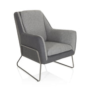 Lichtgrijze gestoffeerde fauteuil LAGUN met donkergrijze accenten en een grijs metalen frame van hjh OFFICE