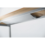 Horizontale kabelgoot RKW S in zilveren kleur onder een houten plaat van hjh OFFICE PRO