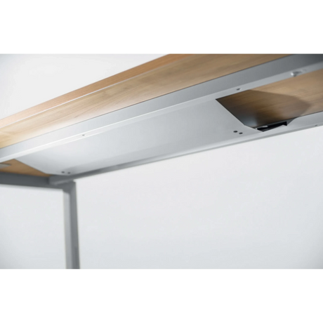 Horizontale kabelgoot RKW S in zilveren kleur onder een houten plaat van hjh OFFICE PRO