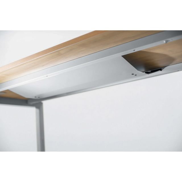 Horizontale kabelgoot RKW S in zilveren kleur onder een houten plaat van hjh OFFICE PRO