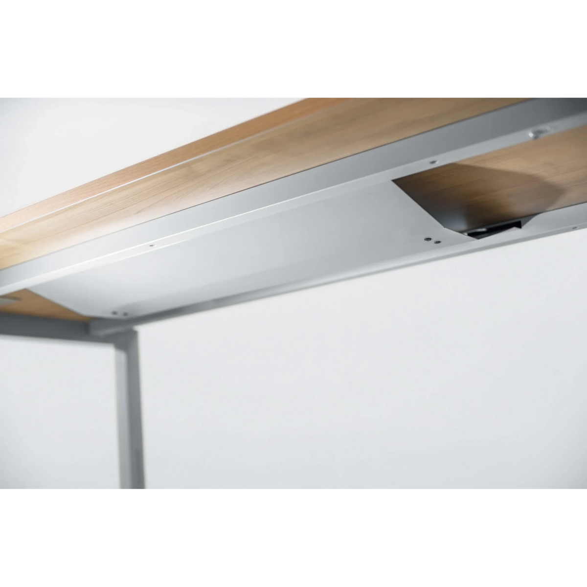 Horizontale kabelgoot RKW S in zilveren kleur onder een houten plaat van hjh OFFICE PRO