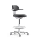 Werkstoel TOP WORK 40 W met donkergrijze bekleding, wit onderstel en voetring op zwenkwielen van hjh OFFICE