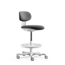 Werkstoel WORK MF2 W in donkergrijs met wit kruisvoet en voetring van hjh OFFICE